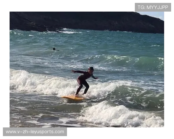 冲浪少年骑浪如飞天信使