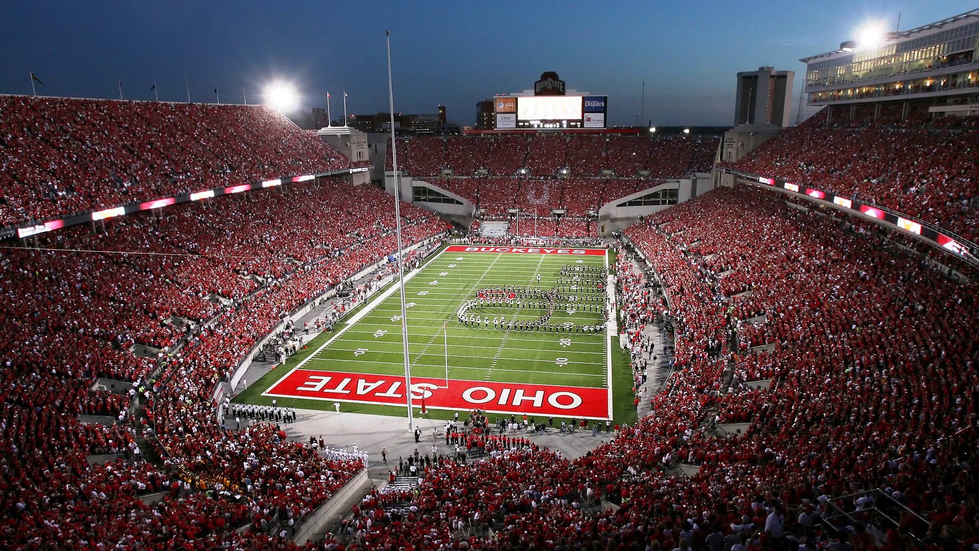 世界杯：时尚品牌借机推出“复古国家队外套” 走秀融合球衣元素